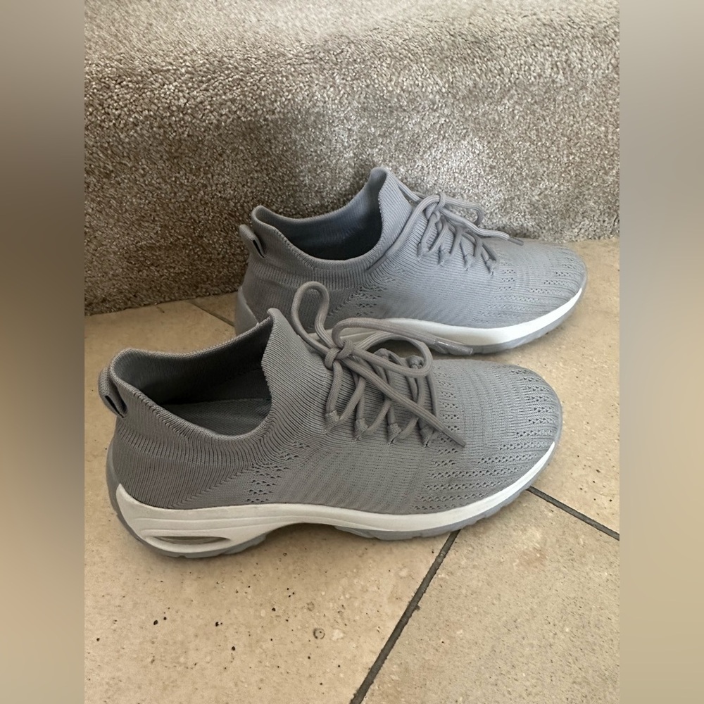 Cushionaire Gray Women's size 10 Sneakers